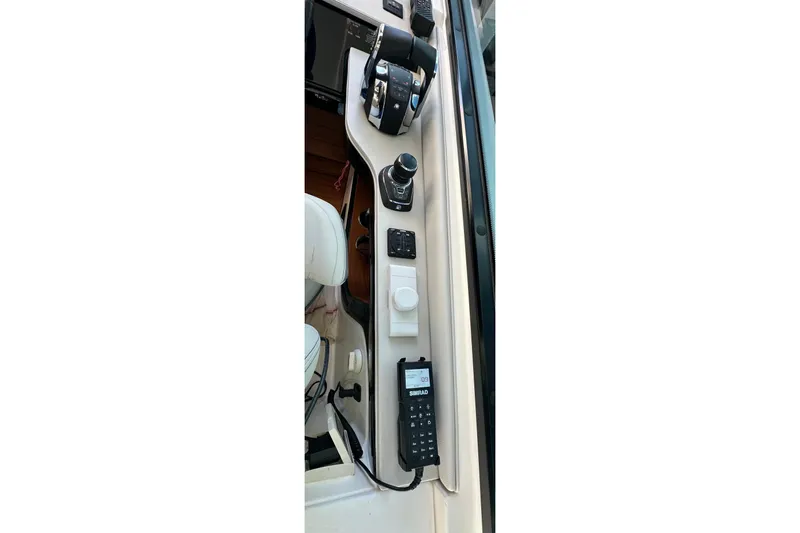 Jet Privé Yacht Photos Pics Control panel of 2021 Sea Ray Sundancer 370 Outboard with Simrad marine electronics.