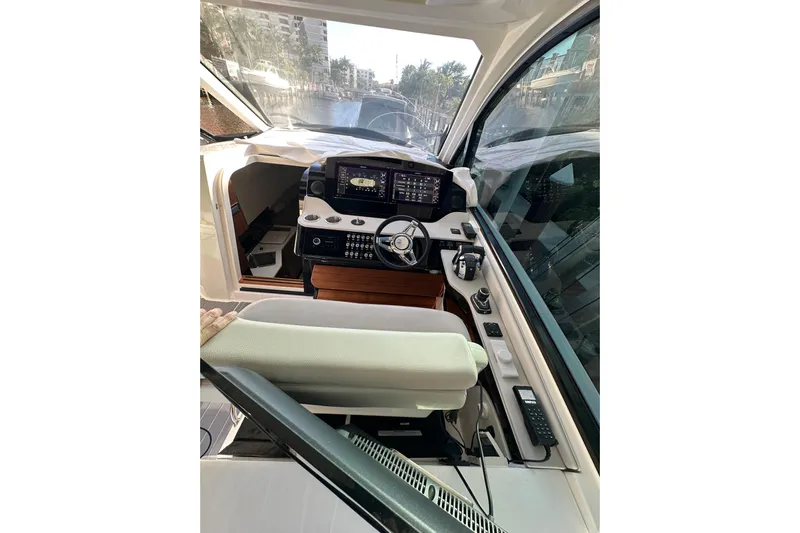 Jet Privé Yacht Photos Pics Interior cockpit of 2021 Sea Ray Sundancer 370 Outboard, featuring modern navigation controls.