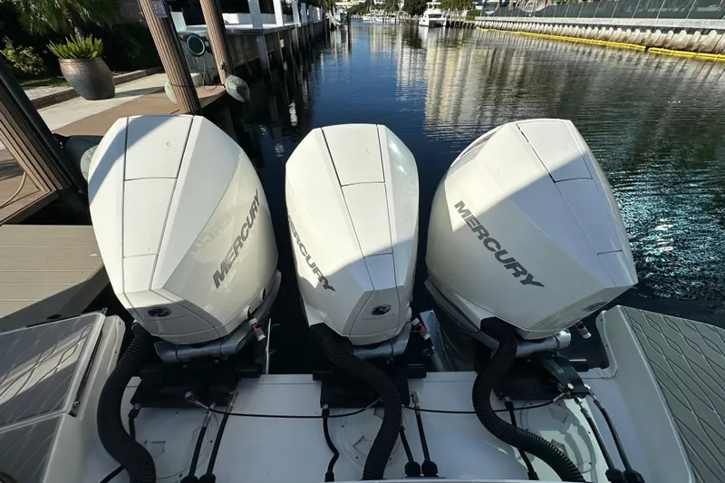 Jet Privé Yacht Photos Pics Triple Mercury outboard engines on a 2021 Searay 370ob boat docked by the water.