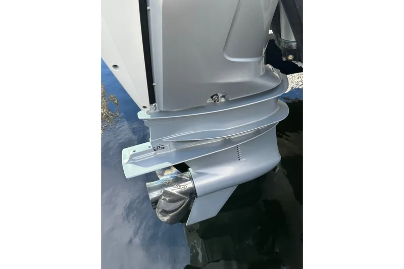 Jet Privé Yacht Photos Pics 2021 Searay 370ob outboard motor in water, showcasing propeller and lower unit.