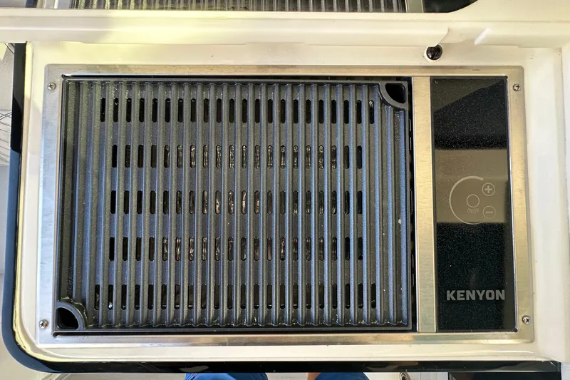 Jet Privé Yacht Photos Pics Built-in Kenyon grill on 2021 Searay 370ob boat, featuring sleek stainless steel design.