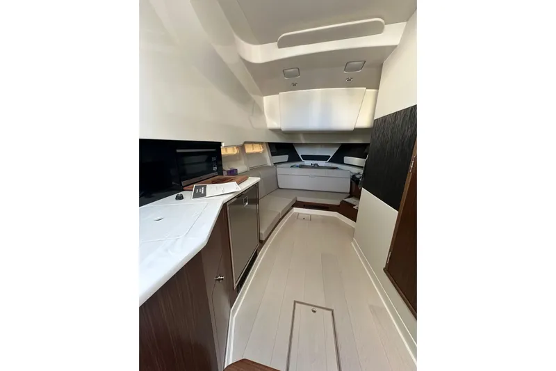 Jet Privé Yacht Photos Pics Interior of 2021 Searay 370ob boat, featuring modern design and sleek finishes.