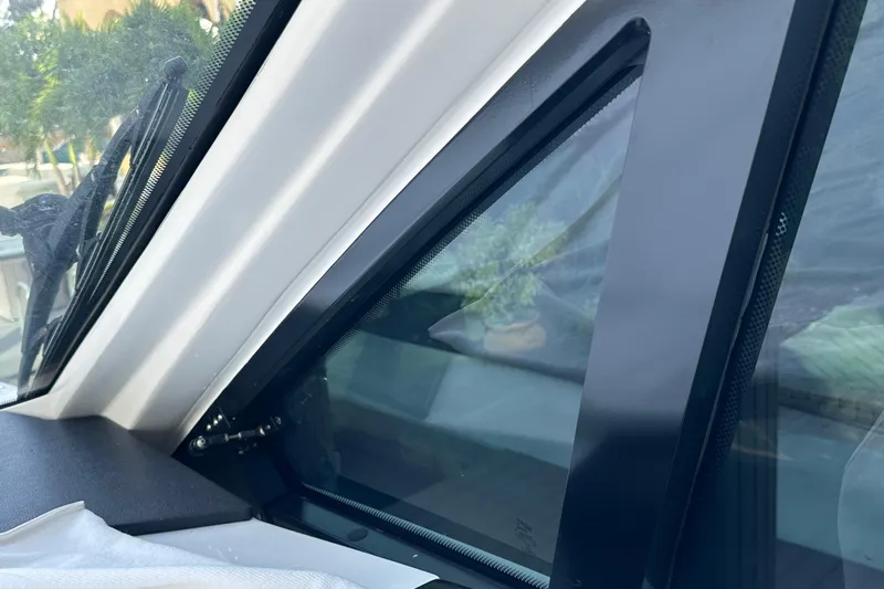 Jet Privé Yacht Photos Pics 2021 Searay 370ob boat window detail with sleek design and clear view.