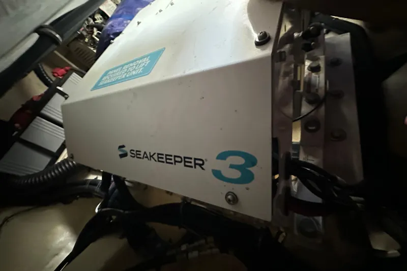 Jet Privé Yacht Photos Pics Seakeeper 3 stabilizer in 2021 Searay 370ob boat engine room.