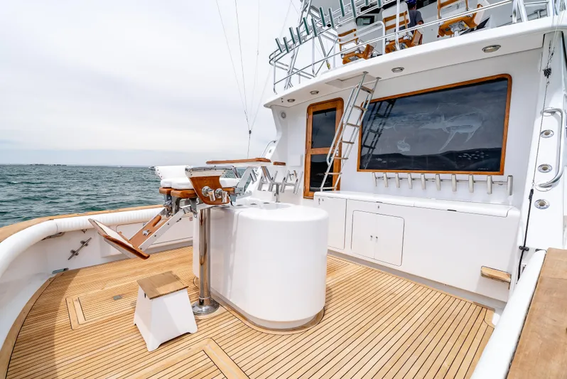Tiger Spirit Yacht Photos Pics 1995 Donzi 72 Convertible yacht deck with fishing chair and ocean view.