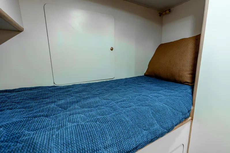 Tiger Spirit Yacht Photos Pics Cozy cabin bed with blue bedding in 1995 Donzi 72 Convertible yacht.