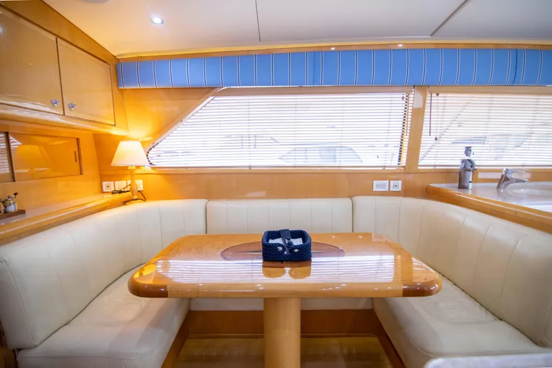 60' Bertram 2004 Yacht Photos Pics Bertram 60 - Dinette