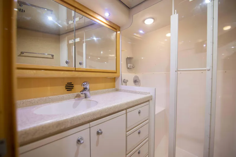 60' Bertram 2004 Yacht Photos Pics Bertram 60 - Master Head