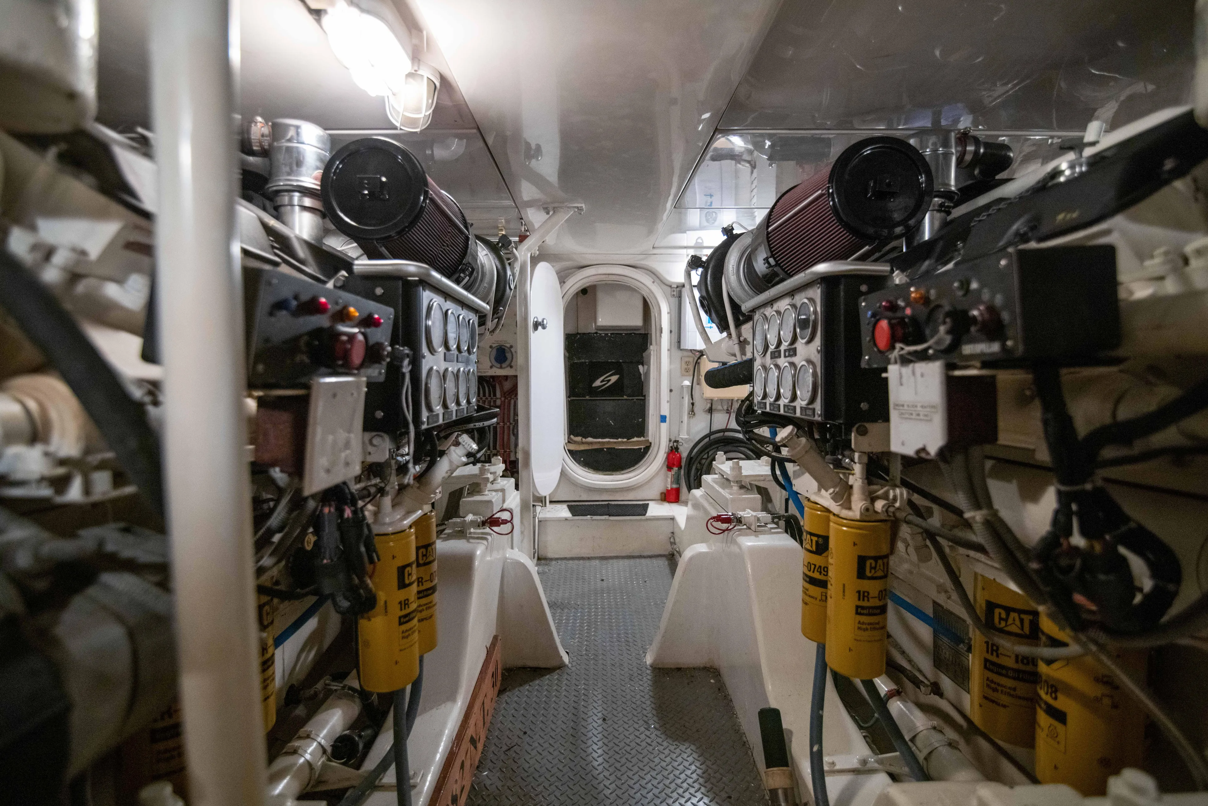 60' Bertram 2004 Yacht Photos Pics Bertram 60 - Engine Room