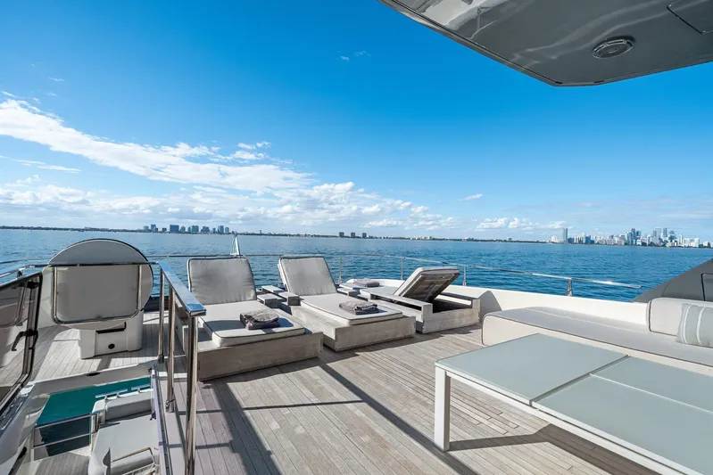 Vix Yacht Photos Pics Luxurious 2018 Ferretti Yachts 850 deck with sun loungers and ocean view.