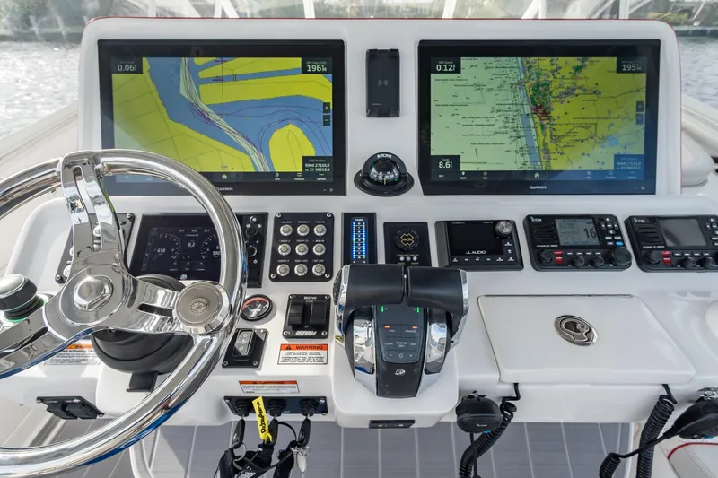 Patti Anne Yacht Photos Pics Intrepid 409 Valor Patti Anne - Helm