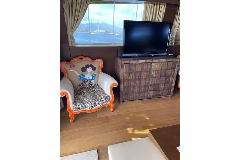 Andea Yacht Photos Pics Luxurious interior of 2008 Tecnomar Nadara 26 Fly yacht with stylish chair and TV.