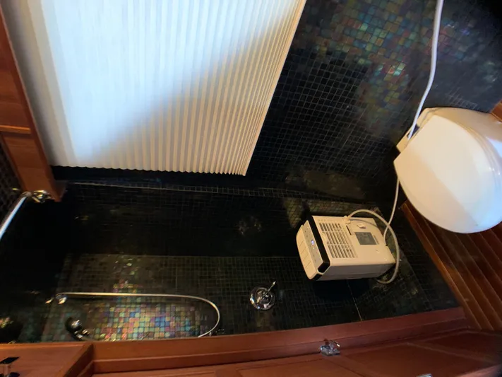 Paradise Falls Yacht Photos Pics Bathroom in 1988 Harbor Master 520 Coastal boat.