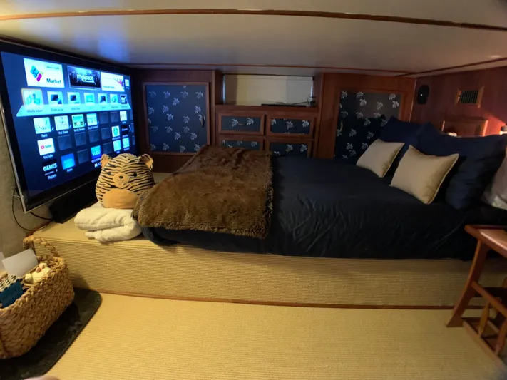 Paradise Falls Yacht Photos Pics Cozy bedroom on a 1988 Harbor Master 520 Coastal boat.