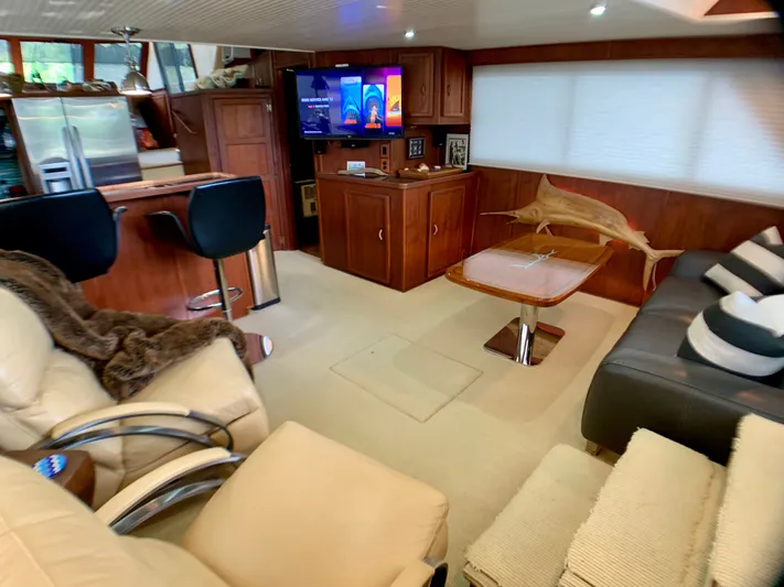Paradise Falls Yacht Photos Pics Interior of a 1988 Harbor Master 520 Coastal yacht, cozy and modern decor.