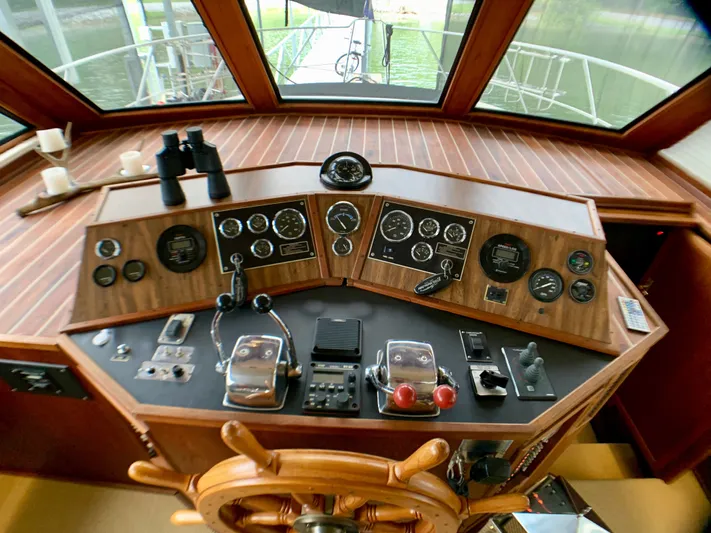 Paradise Falls Yacht Photos Pics Helm of 1988 Harbor Master 520 Coastal yacht.