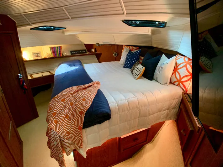 Paradise Falls Yacht Photos Pics Cozy bedroom on a 1988 Harbor Master 520 Coastal boat.