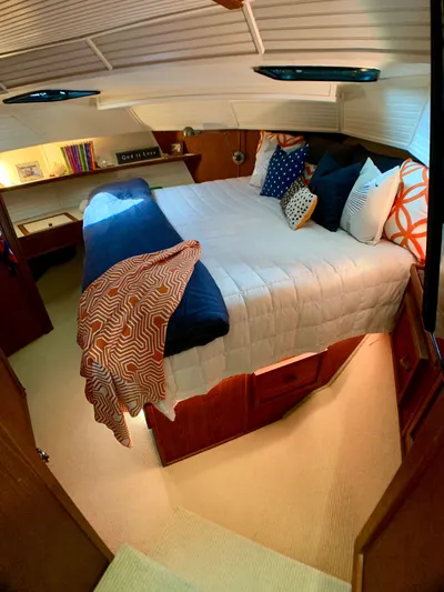 Paradise Falls Yacht Photos Pics Cozy bedroom on a 1988 Harbor Master 520 Coastal boat.