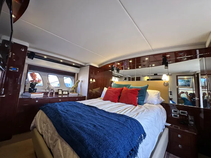 Mia Yacht Photos Pics Luxurious bedroom interior of 2009 Sea Ray 60 Sundancer yacht with elegant decor.