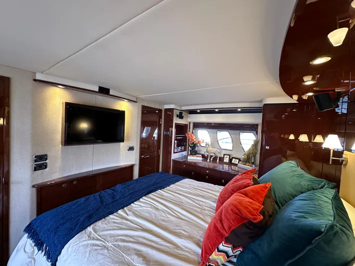Mia Yacht Photos Pics Luxurious bedroom interior of 2009 Sea Ray 60 Sundancer yacht with modern amenities.