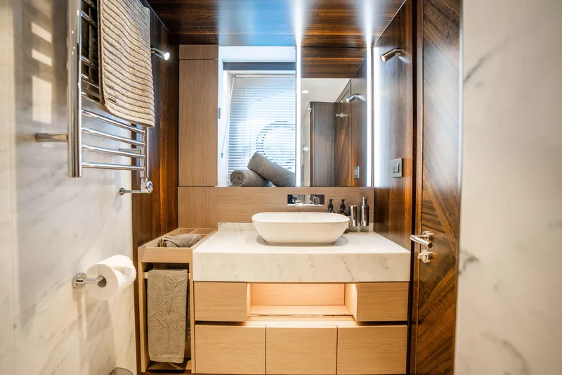 Sunseeker Manhatton 68 Yacht Photos Pics 