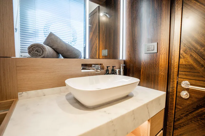 Sunseeker Manhatton 68 Yacht Photos Pics 