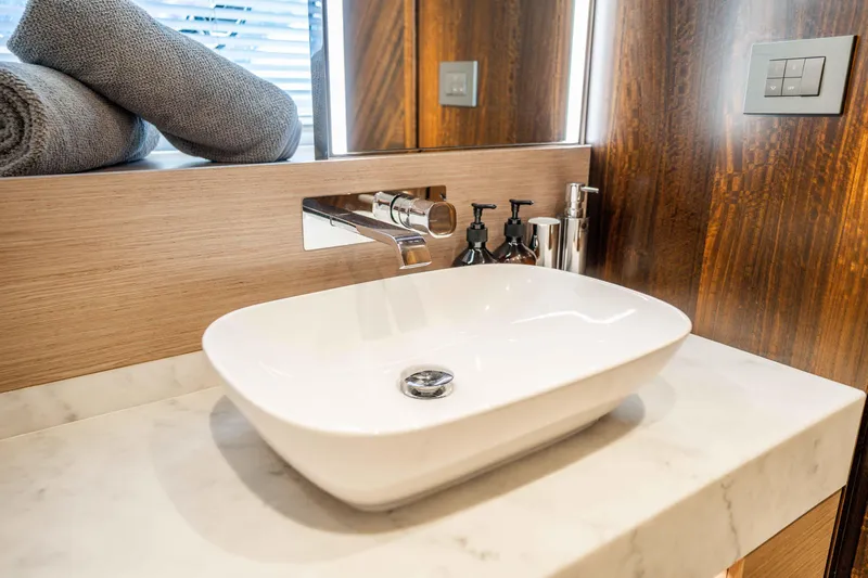 Sunseeker Manhatton 68 Yacht Photos Pics 