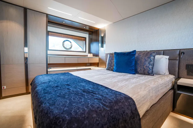 Sunseeker Manhatton 68 Yacht Photos Pics 