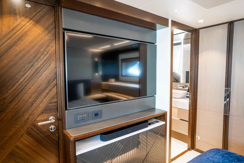 Sunseeker Manhatton 68 Yacht Photos Pics 