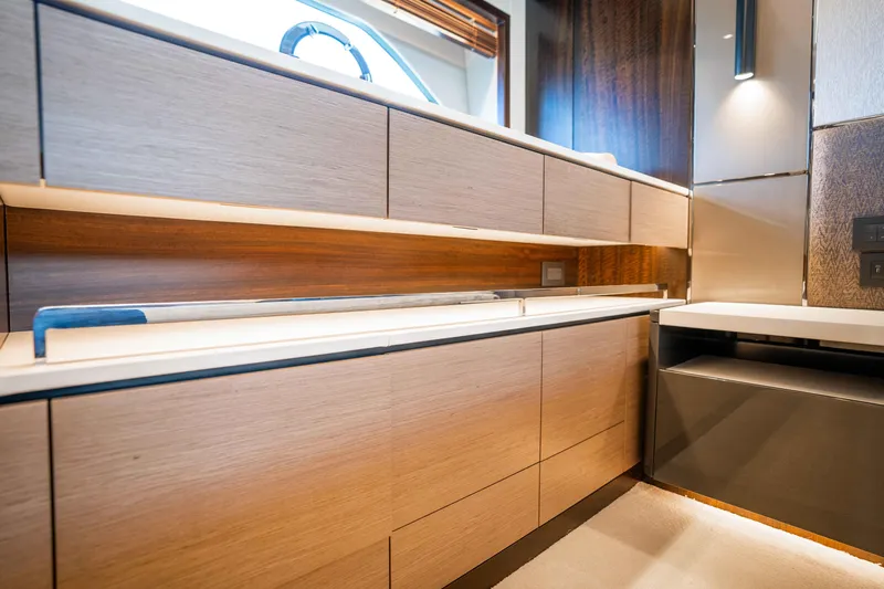 Sunseeker Manhatton 68 Yacht Photos Pics 