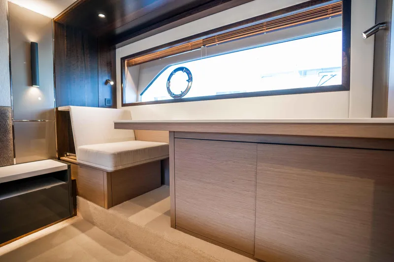 Sunseeker Manhatton 68 Yacht Photos Pics 