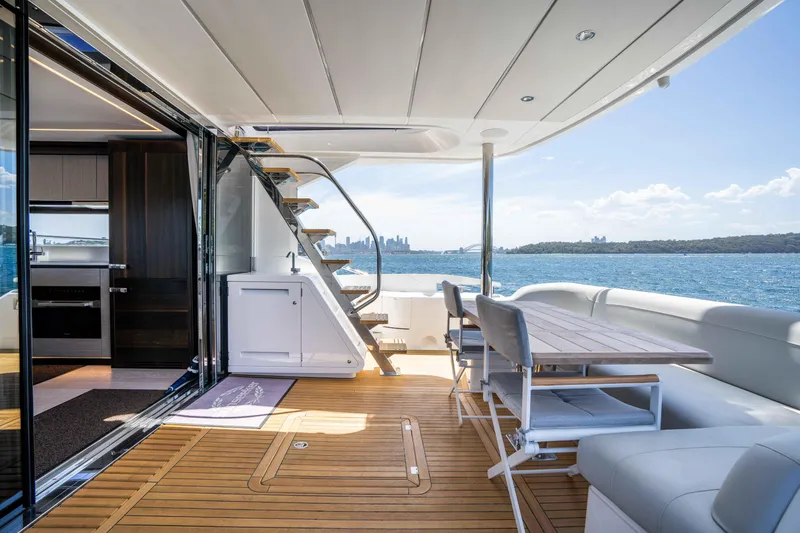 Sunseeker Manhatton 68 Yacht Photos Pics 