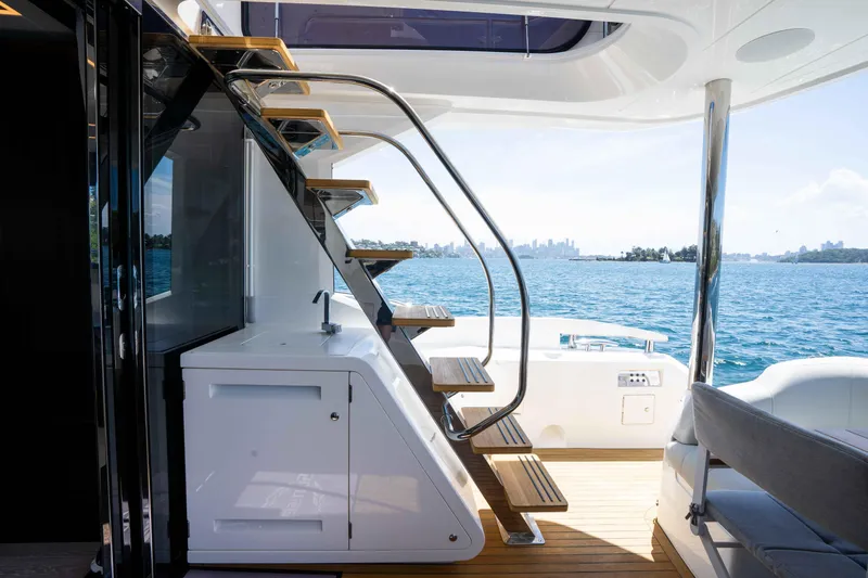 Sunseeker Manhatton 68 Yacht Photos Pics 