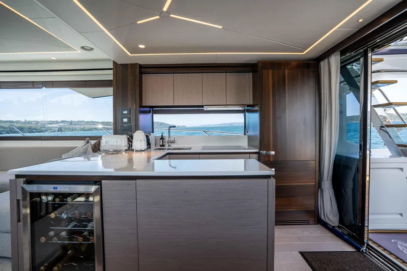 Sunseeker Manhatton 68 Yacht Photos Pics 