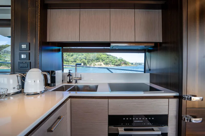 Sunseeker Manhatton 68 Yacht Photos Pics 