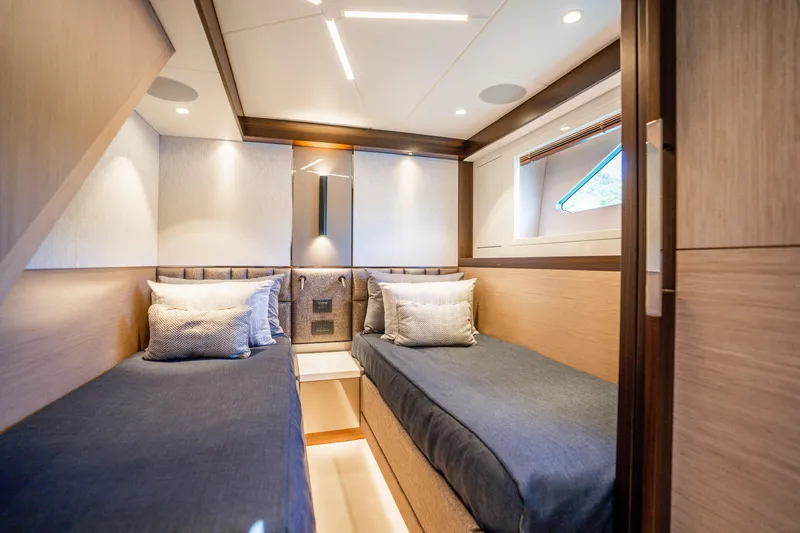 Sunseeker Manhatton 68 Yacht Photos Pics 