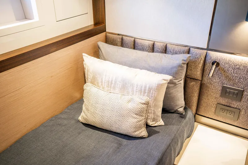 Sunseeker Manhatton 68 Yacht Photos Pics 