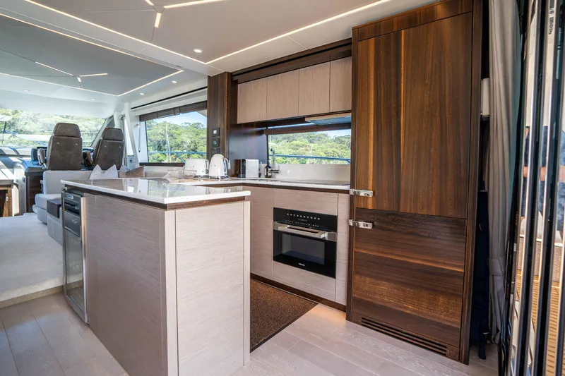 Sunseeker Manhatton 68 Yacht Photos Pics 