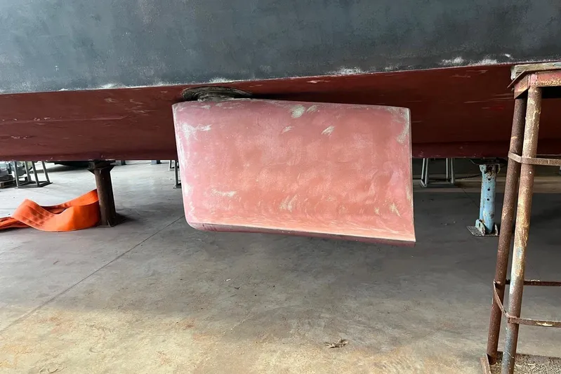  Yacht Photos Pics Bottom view of a 2004 Maiora 24 S yacht in dry dock, showing the rudder.