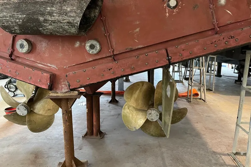  Yacht Photos Pics 2004 Maiora 24 S yacht propellers in dry dock maintenance.