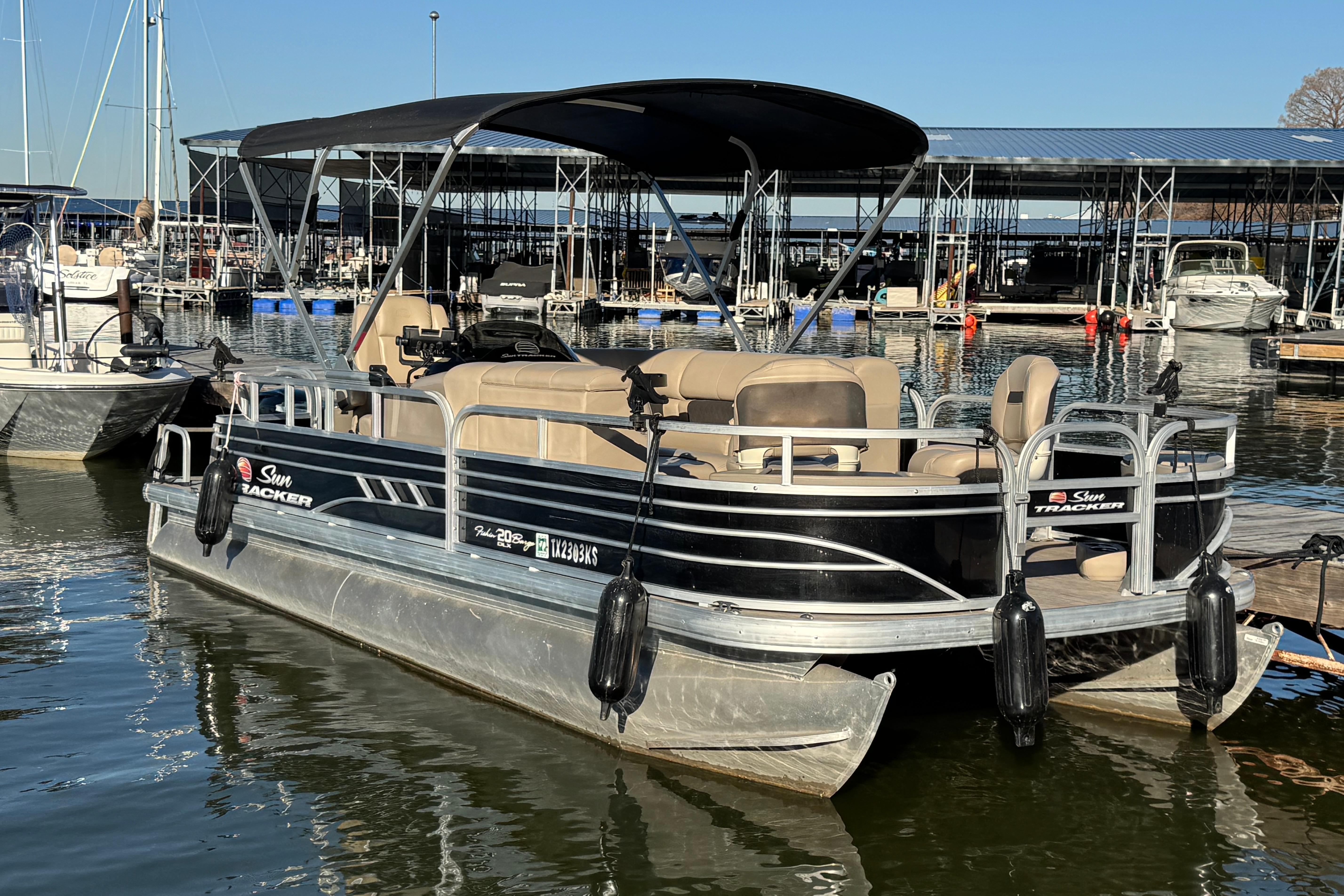 Sun Tracker Fishin' Barge 20 DLX