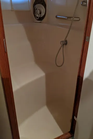  Yacht Photos Pics Shower area in 2006 Sea Ray 44 Sundancer yacht.