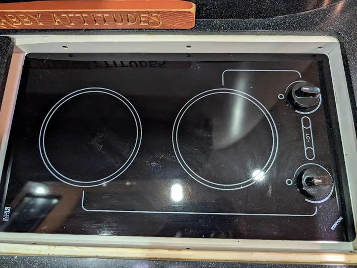 No Drama Yacht Photos Pics Ceramic cooktop on 2002 Regal Commodore 3860 boat, featuring dual burners and control knobs.