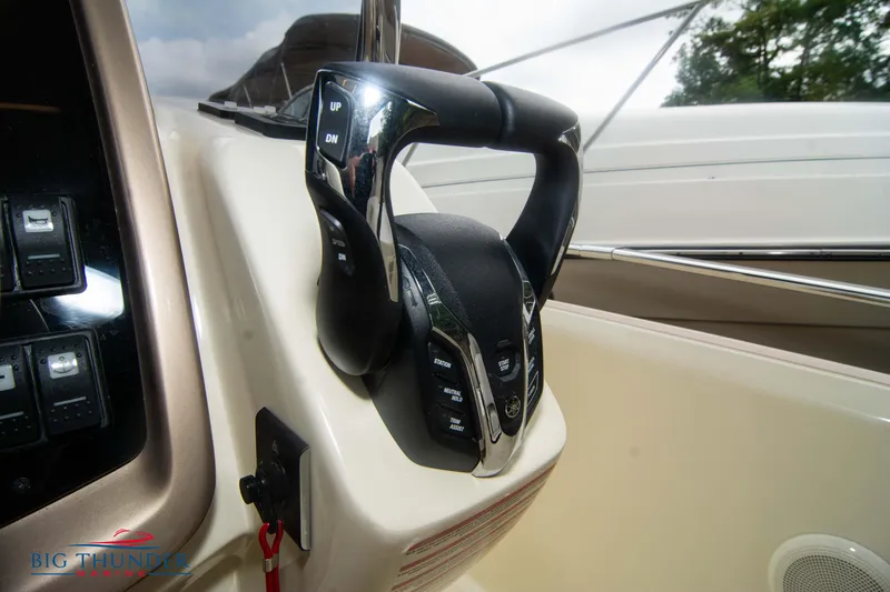  Yacht Photos Pics Throttle control of 2024 Invictus TT280S boat, featuring modern design and functionality.