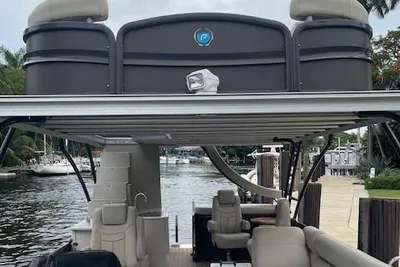 Pontoon 310 Escalante