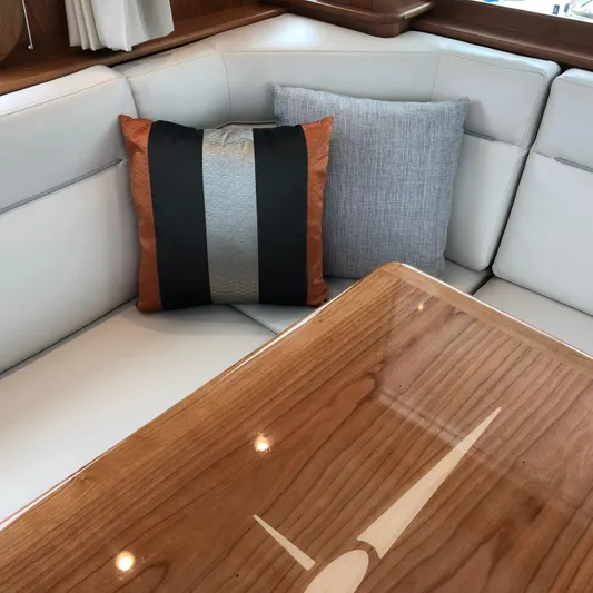 Independence Yacht Photos Pics Salon Settee