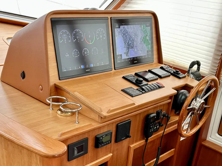 Independence Yacht Photos Pics Helm