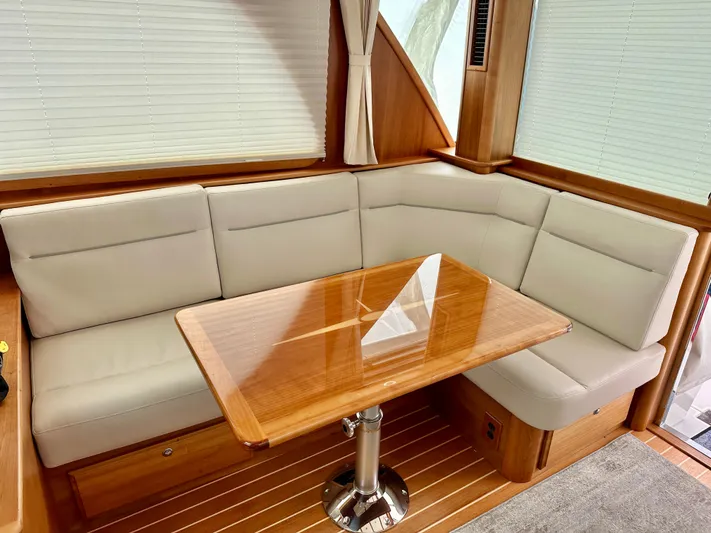 Independence Yacht Photos Pics Salon - Starboard Settee