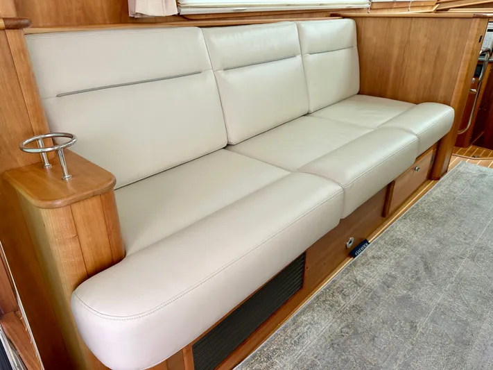 Independence Yacht Photos Pics Salon - Port Settee