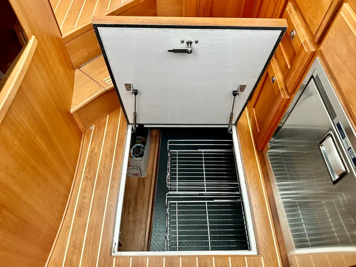 Independence Yacht Photos Pics Galley - Storage